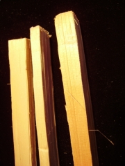 Tonewood - 004  Baßbalken gespalten Violine/Viola    2 Stück EURO 10,--  Bassbar split Violin/viola   2 for EURO 10,--  Catene spaccate Violino/viola  2 per EURO 10,--